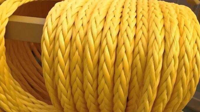 UHMWPE Rope in Ναυτιλία application showing mooring setup